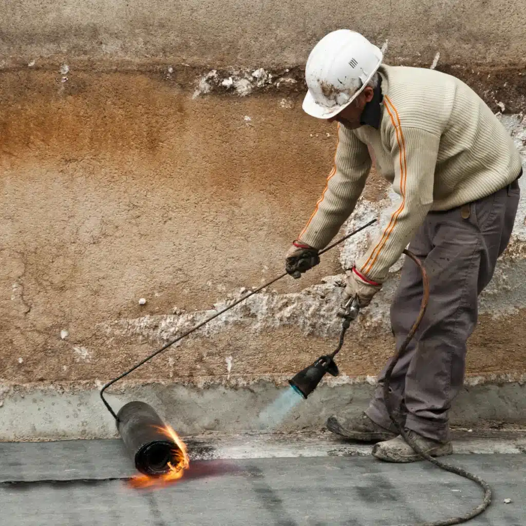 Artisan spécialiste de la toiture réalisant des  travaux d'étanchéité de toit